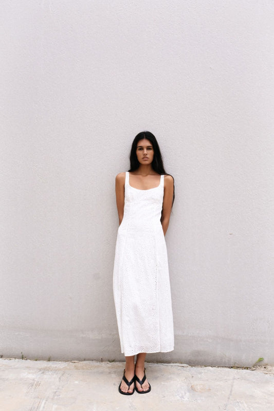 Modelo con vestido midi blanco de algodón perforado Zenda Couture